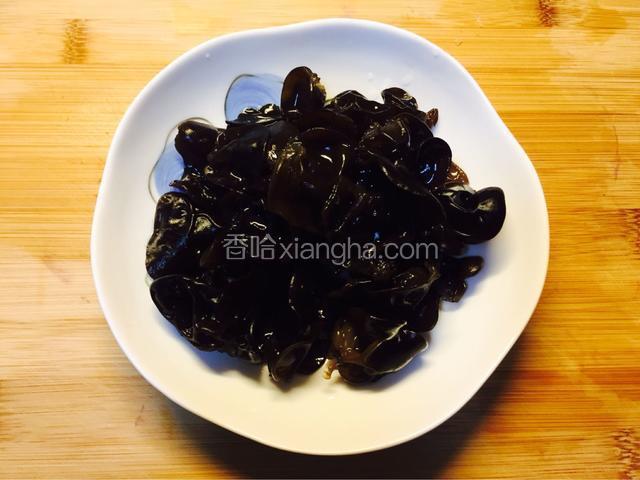 木耳，温水泡发（我这个是昨天做菜剩的，已经泡好了，用温水有冲洗了一下）