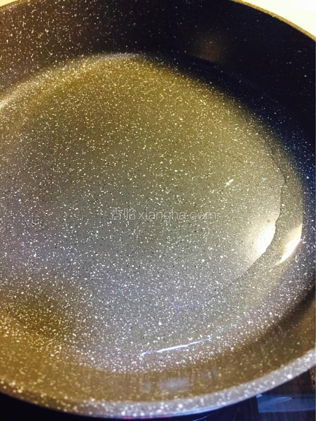 炒锅烧热加一点玉米油