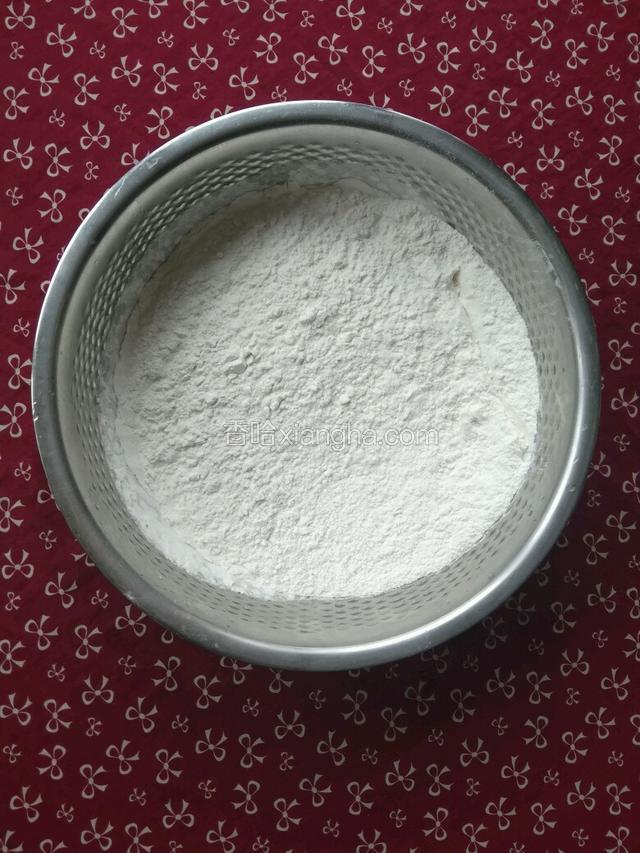 普通面粉盛入和面盆