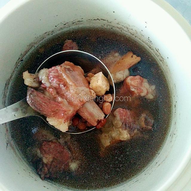 炖呀炖呀，时间慢慢过去，汤也炖好了，调入少许食盐出锅即可
