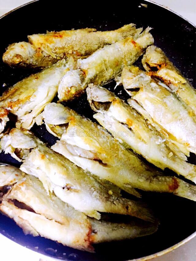煎至两面都金黄酥脆。