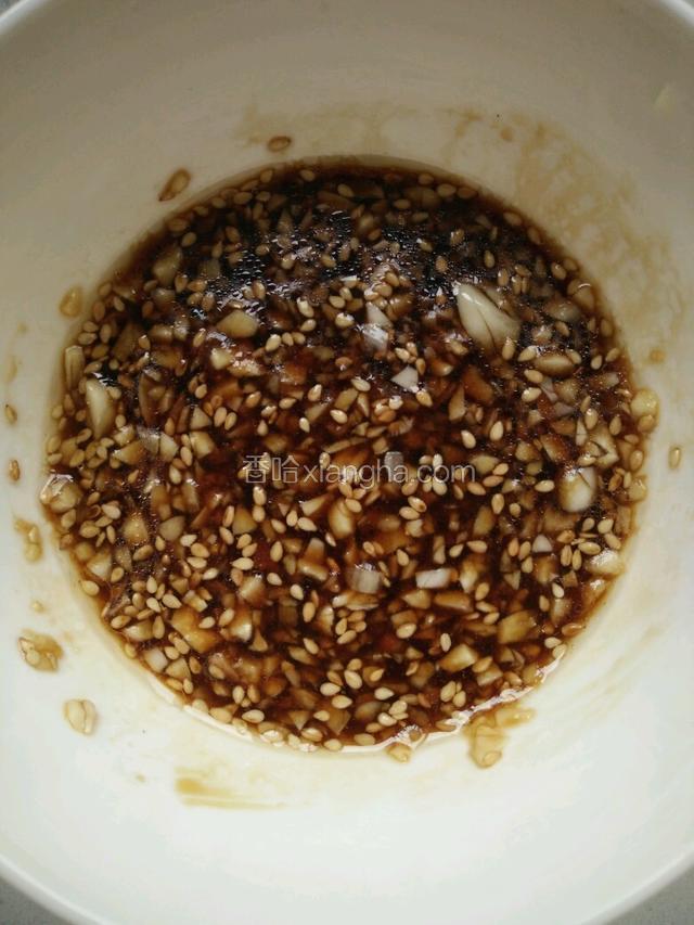 放入盐，牛肉粉，生抽，蚝油，芝麻，香油拌匀