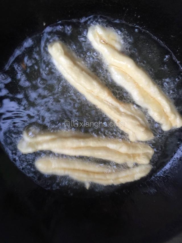 锅内油烧热，下油条炸！炸的时候要不停翻哦！