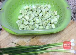 葱炒蚕豆的做法图解1