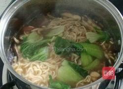 牛肉鲜蘑蔬菜面的做法图解7