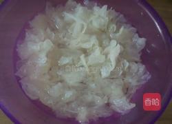 银耳莲子枸杞羹的做法图解1