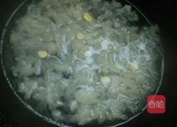 银耳莲子枸杞羹的做法图解3