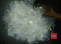 银耳莲子枸杞羹的做法图解5