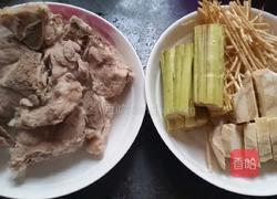 竹蔗茅根粉葛排骨汤的做法图解3