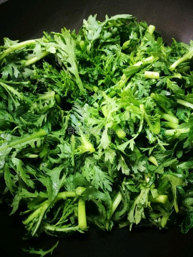 把茼蒿放入锅中翻炒