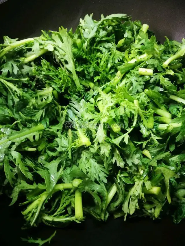 把茼蒿放入锅中翻炒
