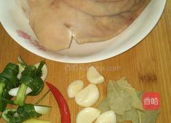 卤猪耳朵的做法图解1