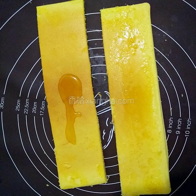 抹上自己喜欢的果酱或者蜂蜜，两条重叠