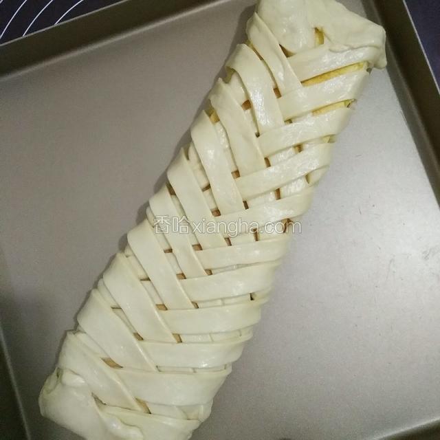放入烤盘，用保鲜膜包住放入冰箱里冷藏过夜，也可以等二发再烤，因为我是晚上做的，所以就直接放冰箱了