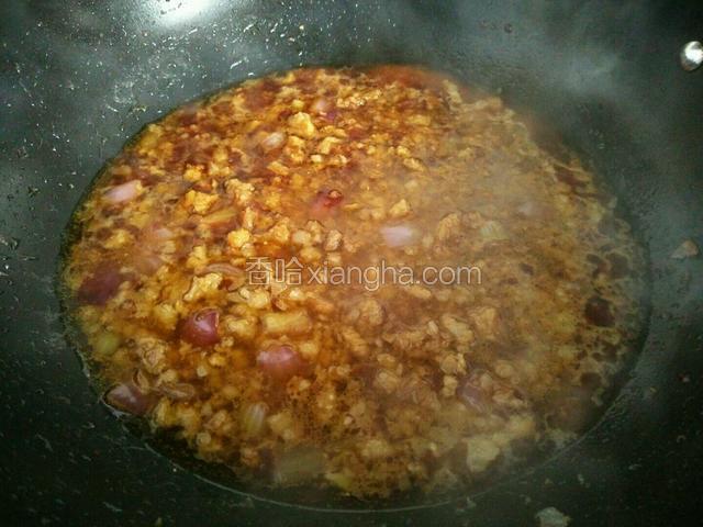加入适量清水，水没过食材即可，大火烧开后用小火焖煮。