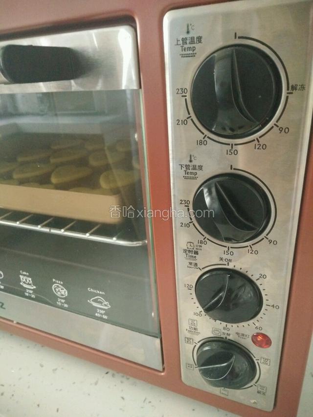 烤箱预热，上火150度，下火120度烤20分钟