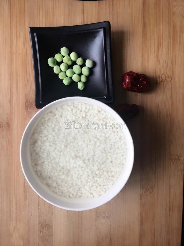 准备用料，糯米是多半碗，用水提前泡半小时。
