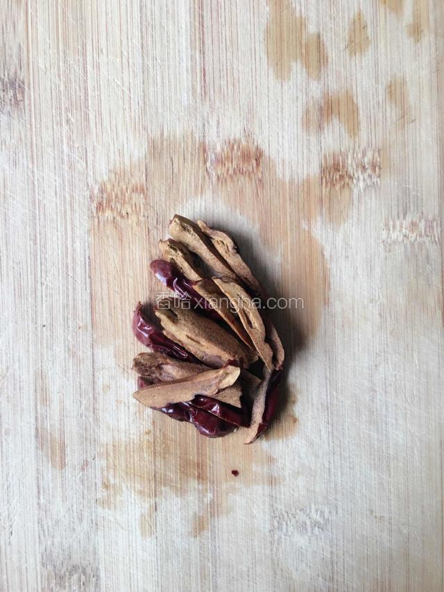 红枣切成细丝备用。