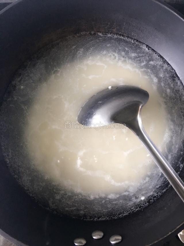 锅中倒三碗水烧开(跟盛米碗大小相当)，倒入糯米煮开。