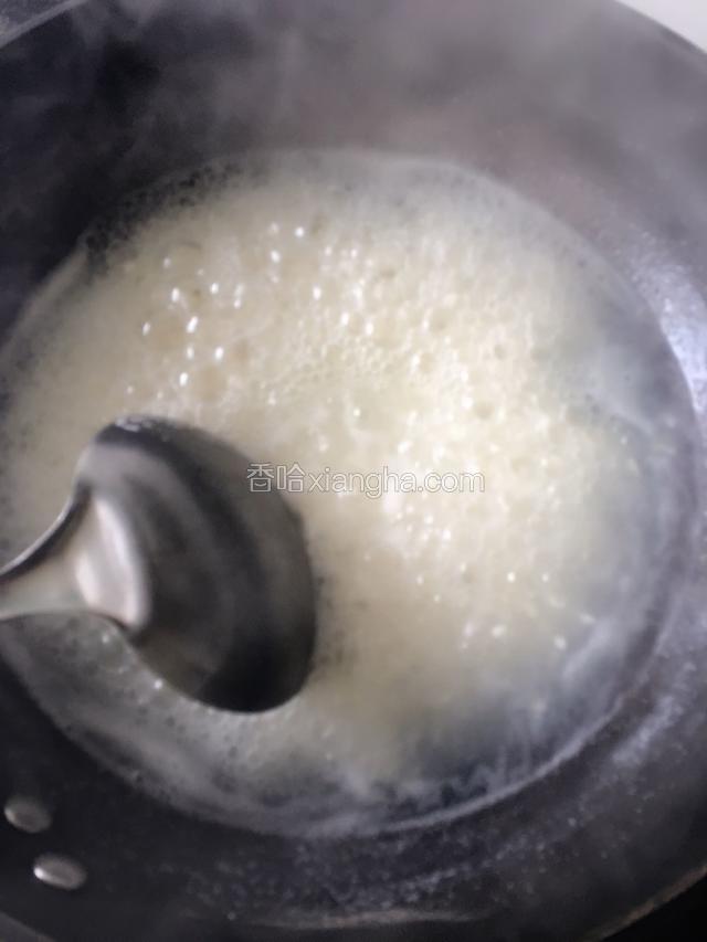 煮至汤变粘稠，加入适量白砂糖，喜欢甜食的人可以多放点，再放红糖调色。