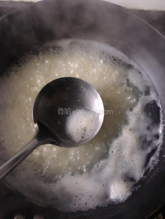 煮开后用勺子舀去上面的泡沫，转小火煮，这是开始要不断搅动。