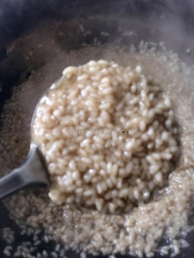 煮到米变成粘稠状即可，因为有热气照片拍不够清晰，整个过程十分钟左右，米成半熟状。
