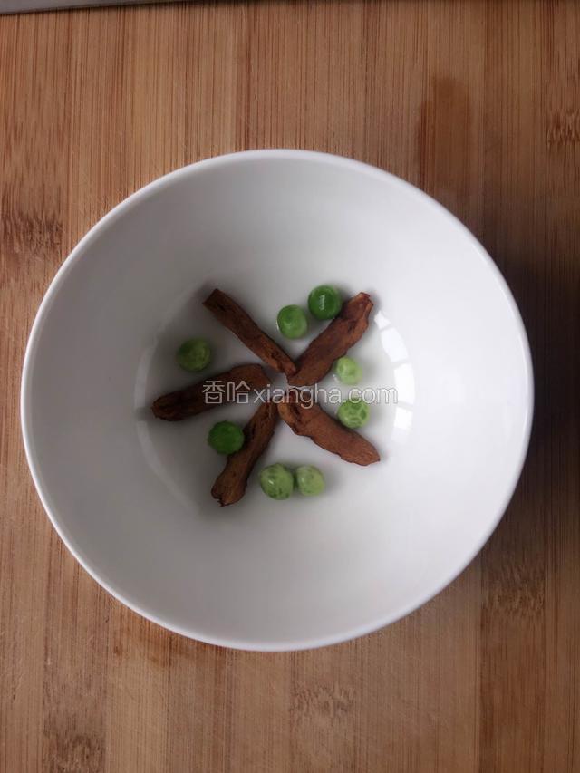 装备蒸碗，擦上一层油，放入红枣青豆铺底。