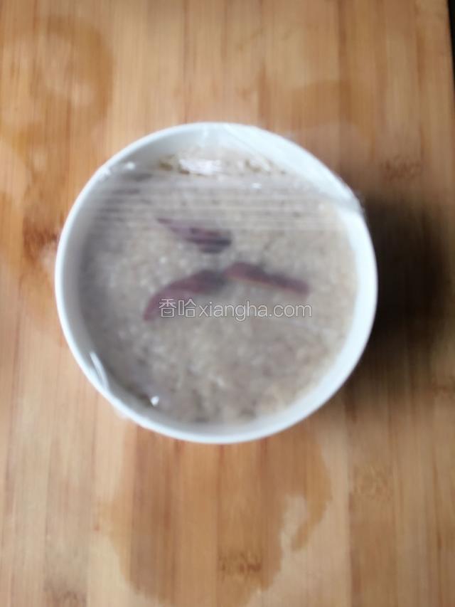 用保鲜膜盖上上蒸锅蒸，水开后蒸二十分钟。