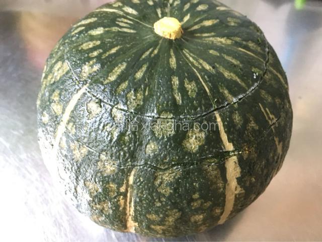 先来做南瓜盅，洗净擦干水份，拿2个不同尺寸的小碟子在南瓜顶部扣着划出2道圆圈痕迹。