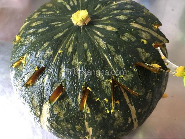 借用工具再沿着2道圆圈内戳出角度来，戳得深一些，很快整个顶盖就会自己裂开。