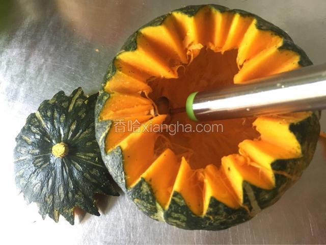 用工具的另一边圆头挖净里面的瓜子，放一边备用。