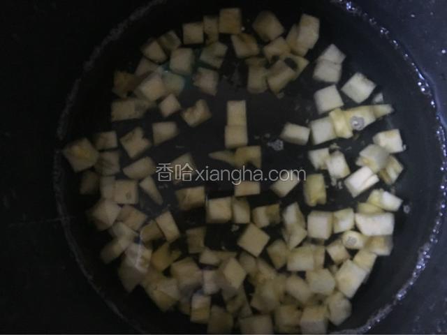 菠萝用淡盐水浸泡5分钟。