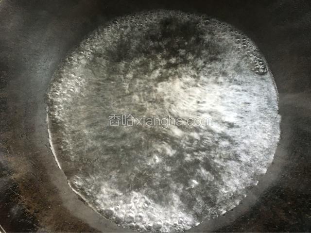 锅中烧适量开水，放少许盐。