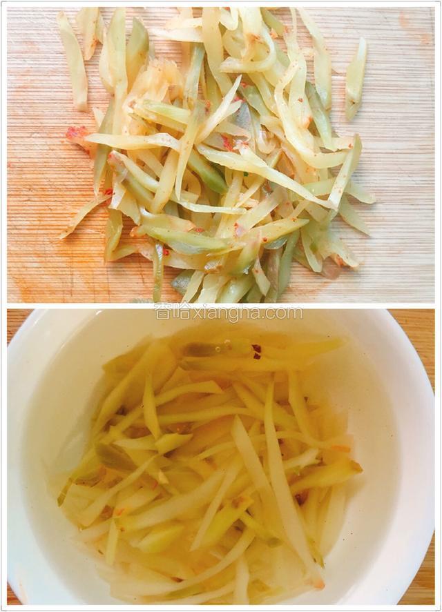 榨菜切成细丝，在清水中浸泡20分钟，去除过重的咸味，洗净备用