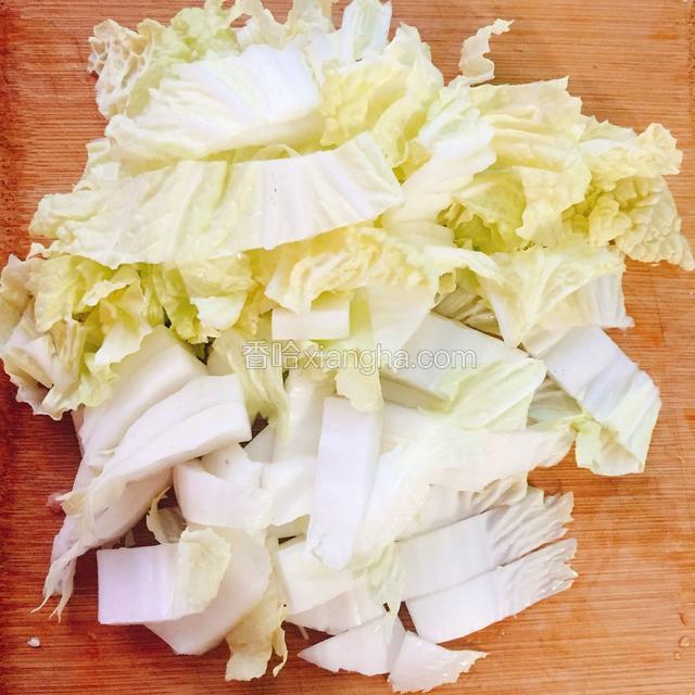 白菜切段，将菜叶菜帮分开