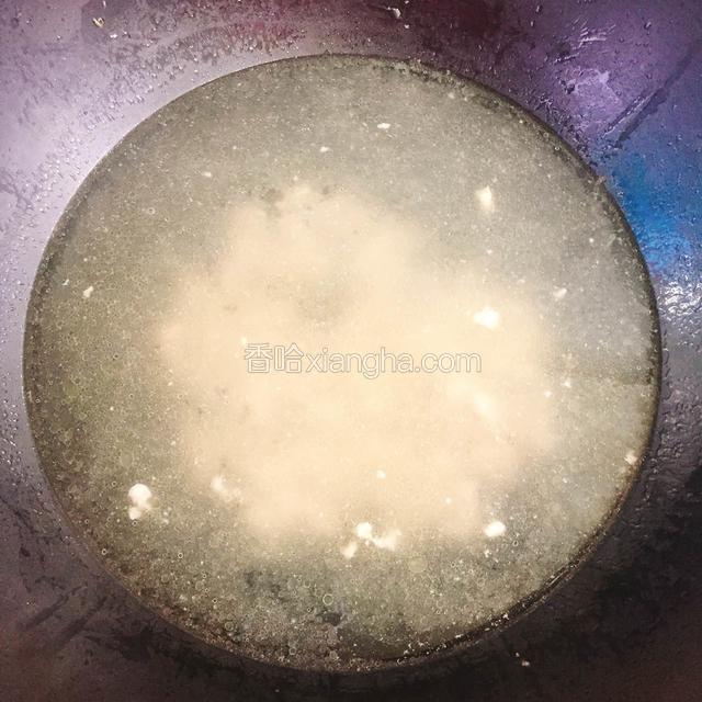 锅中加入适量的清水，煮开
