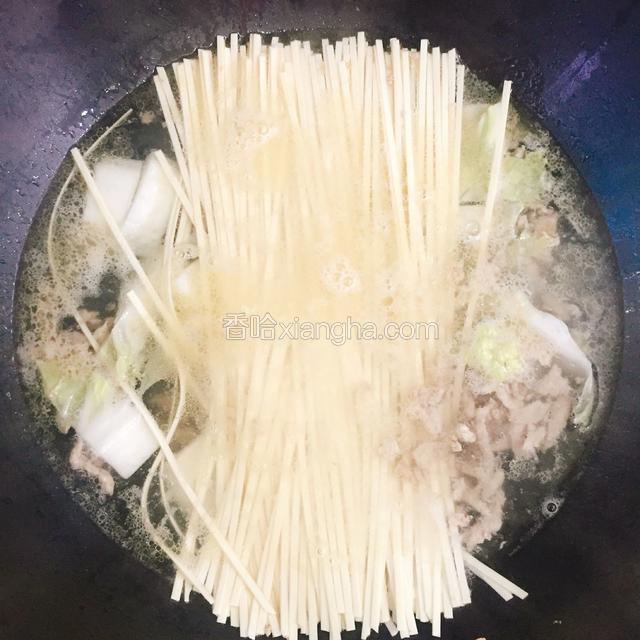 水开后放入白菜帮（因为菜帮比菜叶难煮）和面条