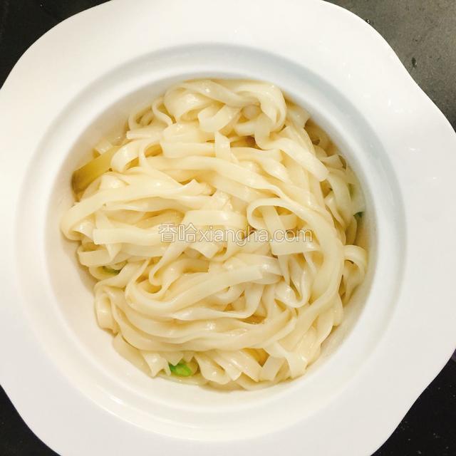 煮熟的面条放在碗中