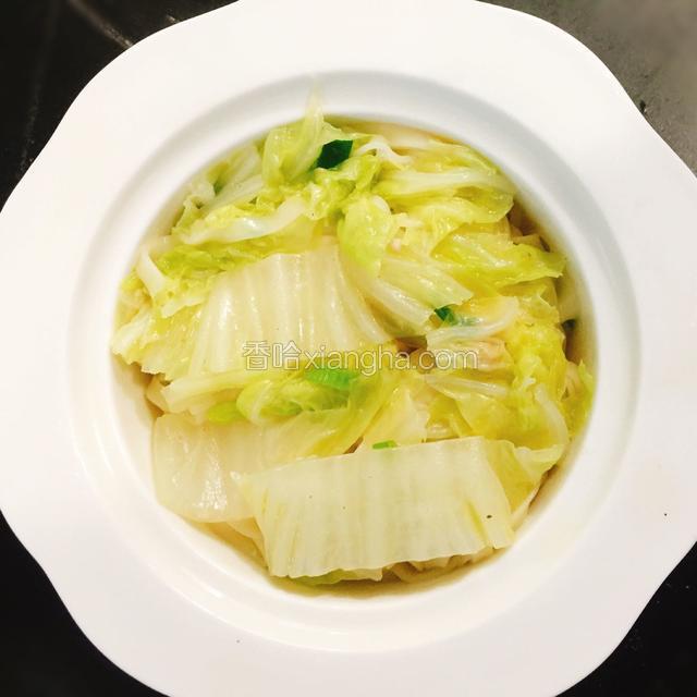 将白菜摆上一层