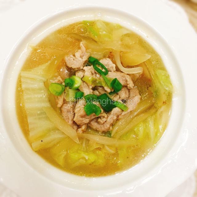 放入肉丝、榨菜丝、浇上面汤，撒上葱花，香气扑鼻的榨菜肉丝面可以享用啦！