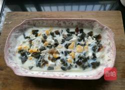 三色彩蛋拌香椿的做法图解9