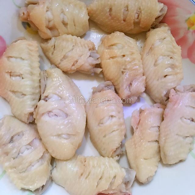 鸡翅凉水下锅放料酒生姜炒下水。