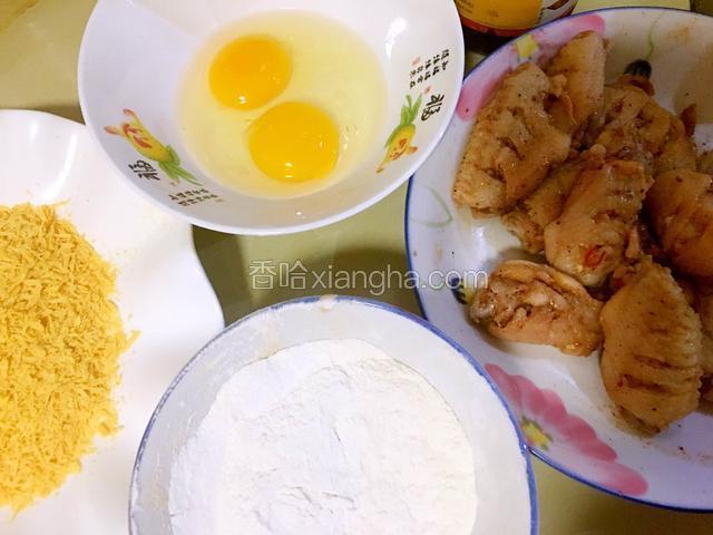 准备面粉，鸡蛋液，面包糠。