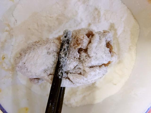 鸡翅先裹一层面粉。