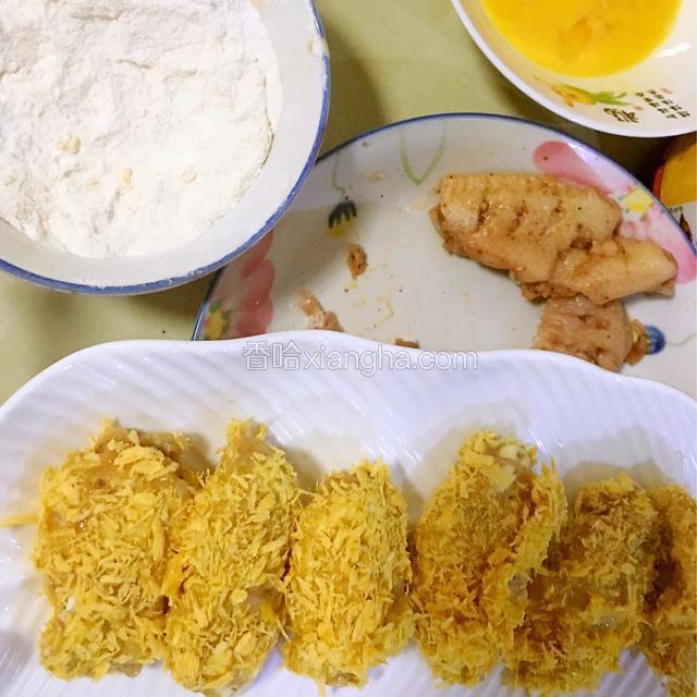 最后裹一层面包糠，放在盘子里。