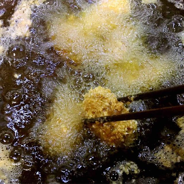 锅里下油，确定一定要油热了再下锅炸哈，油温自己看着办，我都是靠感觉哈哈。第一遍下完后，再复炸一次比较好吃哈。