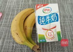 香蕉炖奶（微波炉版）的做法图解1