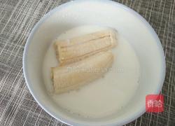 香蕉炖奶（微波炉版）的做法图解2