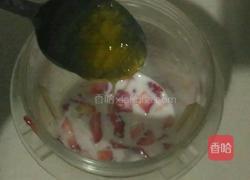 草莓蜂蜜奶昔的做法图解2
