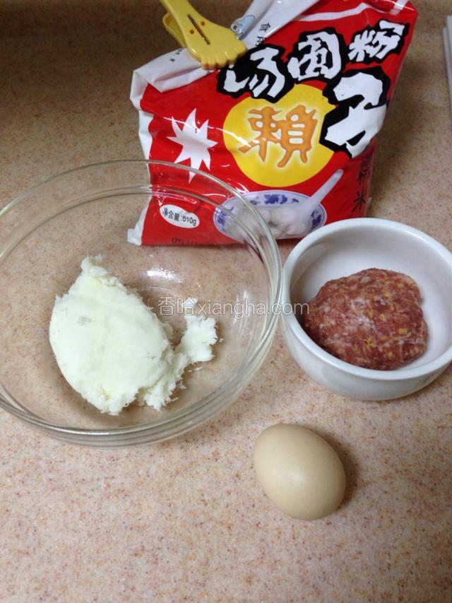 按1:1的比例再次备好糯米粉、熟山药、肉末。